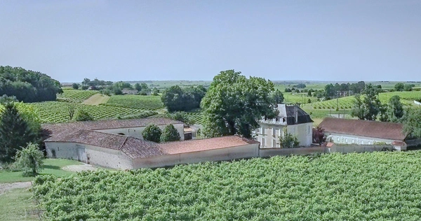 Propriété à vendre 18 pièces proche de COGNAC - Terrain de 3,2 Ha 