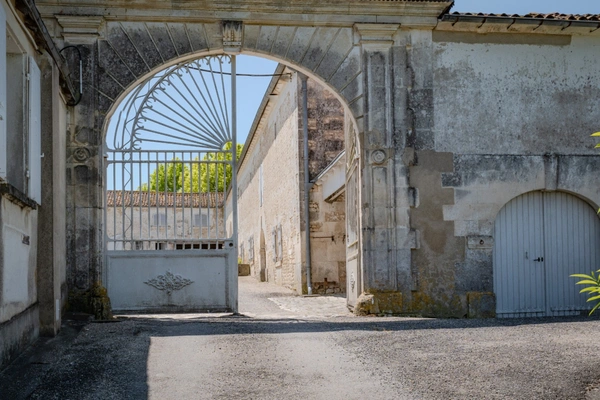 Propriété à vendre 18 pièces proche de COGNAC - Terrain de 3,2 Ha 