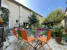 COGNAC (16)Maison de ville avec chambres d'hôtes et local professionnel, garage, jardin et piscine