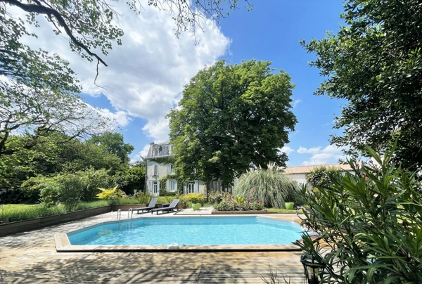 Château + gîte avec activité d’hébergement touristique proche de COGNAC (16)