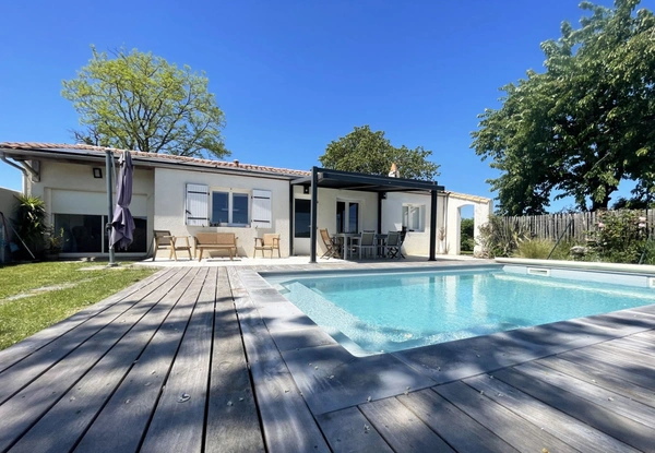 Dpt Charente Maritime (17), à vendre  maison P8 avec petite maison P5 et piscine - Terrain de 2 282,00 m² 