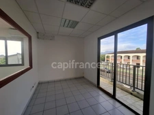 À Louer - Local professionnel 116m² - Lamentin - Place d'Armes