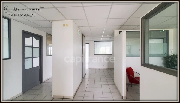 Local professionnel 11.20m² - Lamentin Place d'Armes  