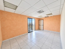 À Louer - Local professionnel 222m² - Lamentin - Place d'Armes