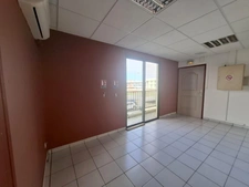 À Louer - Local professionnel 116m² - Lamentin - Place d'Armes