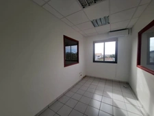 À Louer - Local professionnel 116m² - Lamentin - Place d'Armes