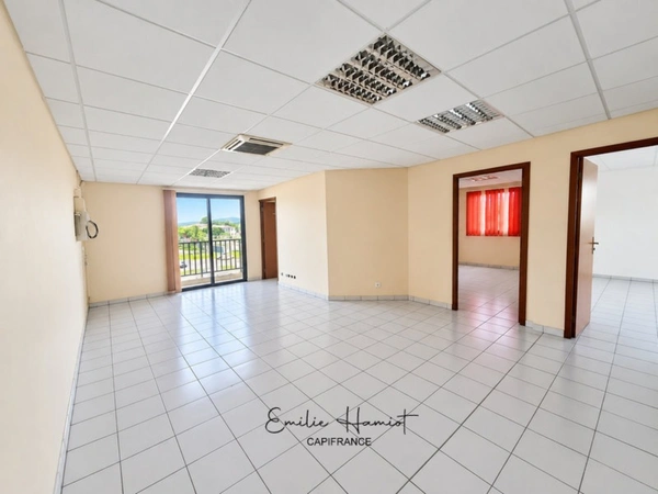 À Louer - Local professionnel 222m² - Lamentin - Place d'Armes