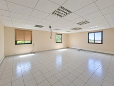 À Louer - Local professionnel 222m² - Lamentin - Place d'Armes