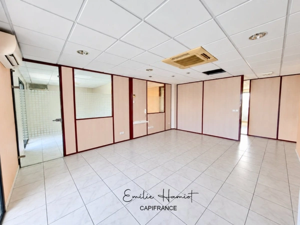 À Louer - Local professionnel 222m² - Lamentin - Place d'Armes