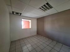 À Louer - Local professionnel 116m² - Lamentin - Place d'Armes
