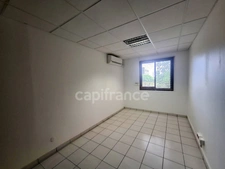 À Louer - Local professionnel 116m² - Lamentin - Place d'Armes