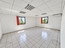 À Louer - Local professionnel 222m² - Lamentin - Place d'Armes