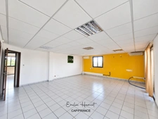 À Louer - Local professionnel 222m² - Lamentin - Place d'Armes