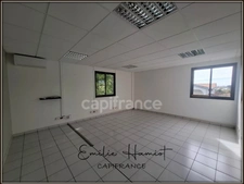 À Louer - Local professionnel 116m² - Lamentin - Place d'Armes