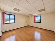 À Louer - Local professionnel 222m² - Lamentin - Place d'Armes
