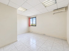 À Louer - Local professionnel 222m² - Lamentin - Place d'Armes