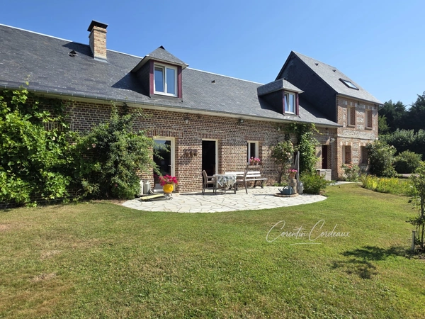 Maison de caractère en brique et silex – XIXe siècle – Environ 193 m² habitables – Terrain de 3 200 m²
