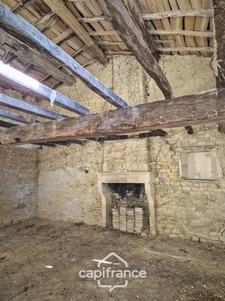In Charente Maritime, in the town of LANDES (17380), a barn to renovate on 2313m² of wooded land. 