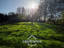 In Charente Maritime, in the town of LANDES (17380), a barn to renovate on 2313m² of wooded land. 