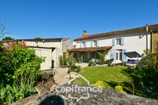 House for sale in Varaize (17), 6 rooms, Charentaise style, 136m², with garden and garage