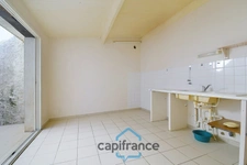 House for sale in VILLENEUVE LA COMTESSE (17) with 3 rooms, a 700m² enclosed garden, and a garage.