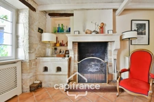 Renovated Charentaise house for sale, 6 rooms, COURCELLES (17), close to shops, with a surface area of 149m² with workshop and garden