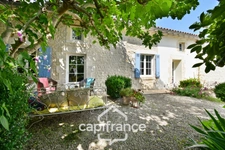 Renovated Charentaise house for sale, 6 rooms, COURCELLES (17), close to shops, with a surface area of 149m² with workshop and garden