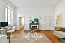 En CHARENTE MARITIME, A SAINT JEAN D'ANGELY (17), Maison de caractère à vendre 12 pièces  avec jardin, proche commerces