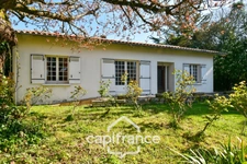 Maison PLAIN PIED  à vendre 6 pièces SAINT JEAN D'ANGELY (17) avec jardin clos et garage
