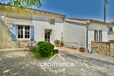 Renovated Charentaise house for sale, 6 rooms, COURCELLES (17), close to shops, with a surface area of 149m² with workshop and garden