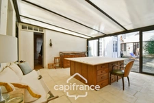 En CHARENTE MARITIME, A SAINT JEAN D'ANGELY (17), Maison de caractère à vendre 12 pièces  avec jardin, proche commerces