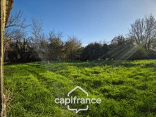 In Charente Maritime, in the town of LANDES (17380), a barn to renovate on 2313m² of wooded land. 