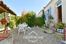 Single-storey house for sale in SAINT JEAN D'ANGELY (17) with 3 rooms, garden and garage, close to shops