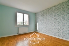 Fully renovated 6-room house for sale in SAINT JEAN D'ANGELY (17), close to shops, with garden and garage