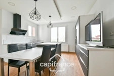 Fully renovated 6-room house for sale in SAINT JEAN D'ANGELY (17), close to shops, with garden and garage