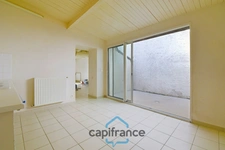 House for sale in VILLENEUVE LA COMTESSE (17) with 3 rooms, a 700m² enclosed garden, and a garage.