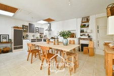En CHARENTE MARITIME, A SAINT JEAN D'ANGELY (17), Maison de caractère à vendre 12 pièces  avec jardin, proche commerces
