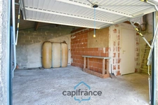 House for sale in VILLENEUVE LA COMTESSE (17) with 3 rooms, a 700m² enclosed garden, and a garage.