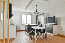 Fully renovated 6-room house for sale in SAINT JEAN D'ANGELY (17), close to shops, with garden and garage