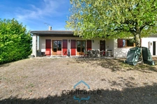 Single-story house for sale in Saint Jean d'Angely (17), 5 rooms on 800m² of land with garage
