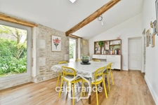 Maison charentaise rénovée à vendre 6 pièces COURCELLES (17), proche commerces, d'une superficie de 149m² avec atelier et jardin
