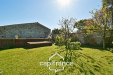 House for sale in Varaize (17), 6 rooms, Charentaise style, 136m², with garden and garage