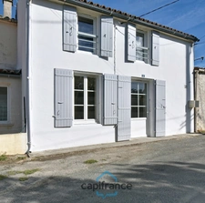 House for sale in VILLENEUVE LA COMTESSE (17) with 3 rooms, a 700m² enclosed garden, and a garage.