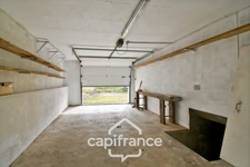 Fully renovated 6-room house for sale in SAINT JEAN D'ANGELY (17), close to shops, with garden and garage