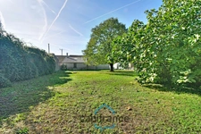 House for sale in VILLENEUVE LA COMTESSE (17) with 3 rooms, a 700m² enclosed garden, and a garage.
