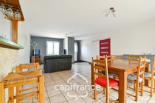 Single-storey house for sale, 4 rooms, ANNEZAY (17) with garages and enclosed garden of 1145m²
