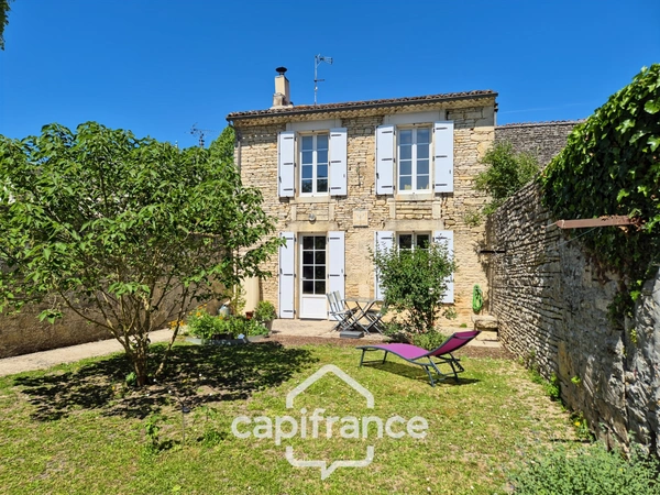 Maison à vendre 5 pièces ASNIERES LA GIRAUD (17) avec jardin, dépendances et garages