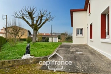 Fully renovated 6-room house for sale in SAINT JEAN D'ANGELY (17), close to shops, with garden and garage