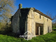 In Charente Maritime, in the town of LANDES (17380), a barn to renovate on 2313m² of wooded land. 