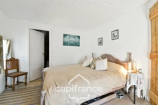 House for sale in Varaize (17), 6 rooms, Charentaise style, 136m², with garden and garage